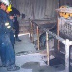 Mineros analizando als condiciones del área que está contamianda.