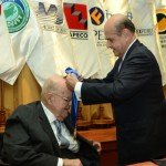 Entrega de medalla y diploma a Benavides