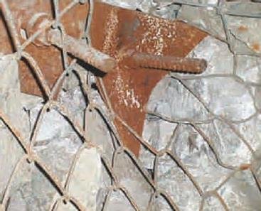 Caída de rocas en minería Figura: Deformación de planchuelas debido a cargas. Caída de rocas en minería