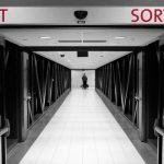 ¿Qué características deben tener las puertas de salida?