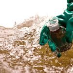 ¿Cómo controlar los desechos líquidos industriales y la contaminación del agua?