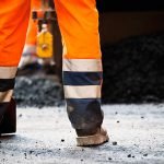 La protección ofrecida por el calzado se debe tanto a las características de los materiales empleados en su fabricación como a la incorporación de ciertos elementos destinados a proteger de riesgos concretos.