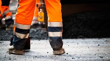 La protección ofrecida por el calzado se debe tanto a las características de los materiales empleados en su fabricación como a la incorporación de ciertos elementos destinados a proteger de riesgos concretos.