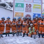 En una decisión radical, la alta dirección de la compañía dio un giro de timón hace tres años y optó por mecanizar la mina, tras haber concentrado con éxito los esfuerzos exploratorios en una zona. Pasar de una mina convencional a una mecanizada, significó reducir significativamente la exposición del trabajador a los riesgos en los procesos de perforación, voladura, acarreo y transporte.