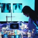 Tecnólogo médico, clave en el 80% de las decisiones en salud ocupacional