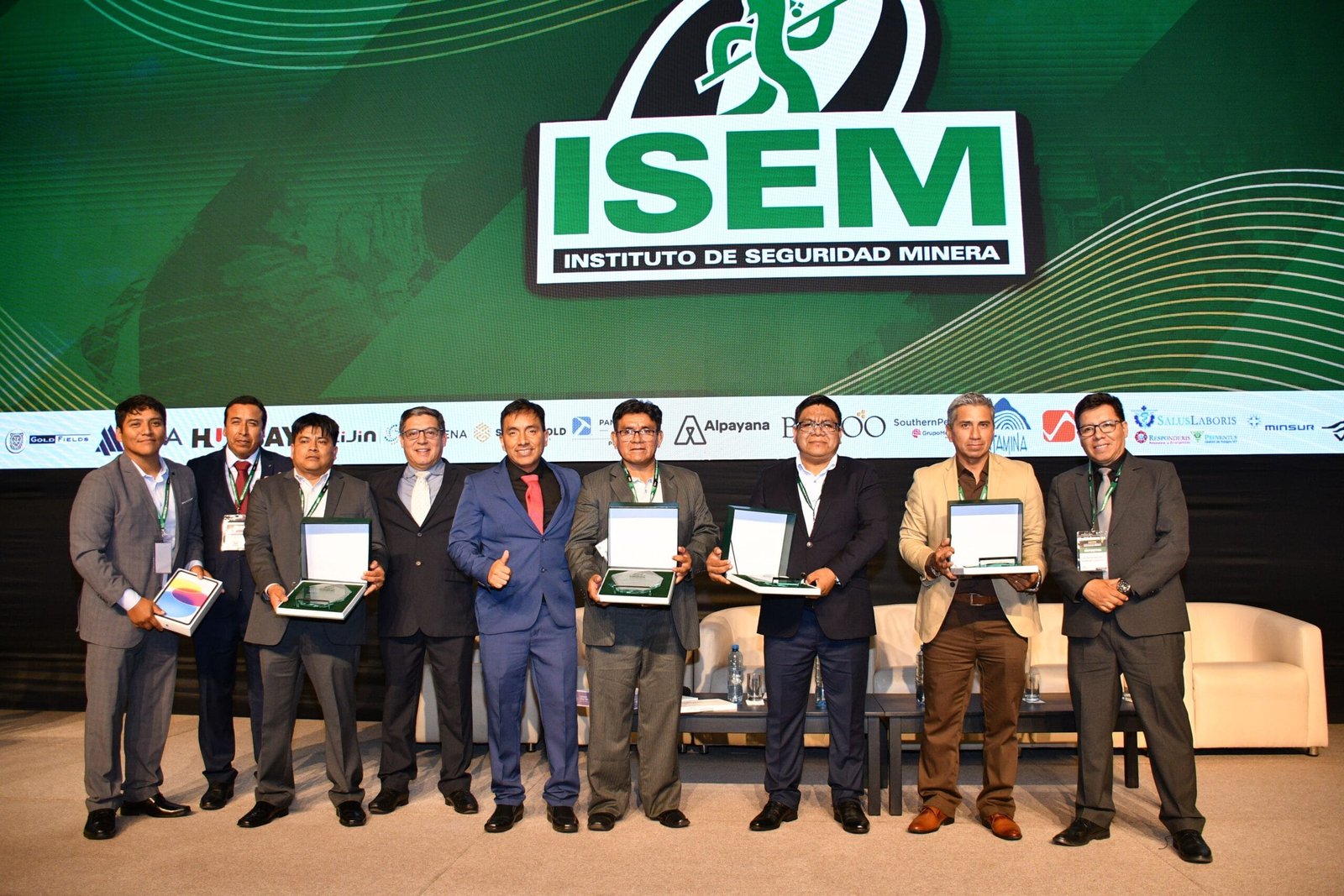 Durante el XXVIII Seminario Internacional de Seguridad Minera —celebrado del 25 al 27 de marzo—, el Instituto de Seguridad Minera (ISEM) dio a conocer los 10 proyectos que se disputaron el galardón del XI Concurso Internacional de Mejores Prácticas de Seguridad y Salud Ocupacional.