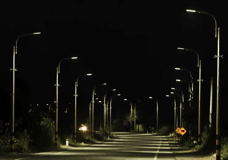 Moquegua minera instala 500 luminarias solares en cerca de 20 kilómetros de la Panamericana Sur